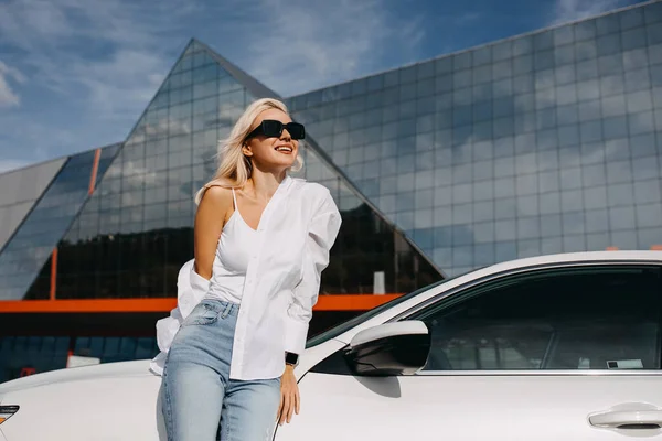 Mooie Jonge Vrouw Leunend Haar Auto Bij Het Parkeren — Stockfoto