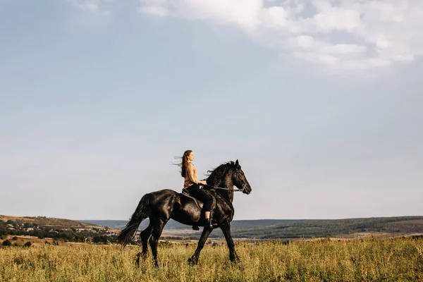 Retrato Mujer Hermosa Cabalgando Caballo Negro Naturaleza — Foto de Stock