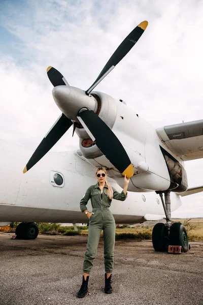 Portrait Beautiful Blonde Pilot Woman Front Airplane — Stock Photo, Image