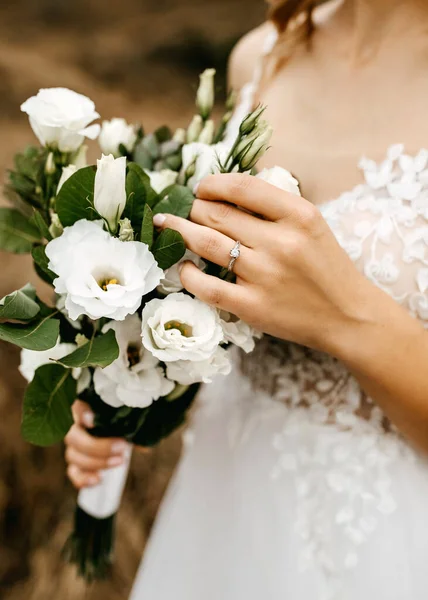 新娘手持白色婚纱的特写镜头 — 图库照片
