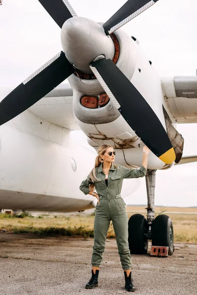 Πορτρέτο Της Όμορφης Ξανθιάς Πιλότου Γυναίκα Μπροστά Από Αεροπλάνο — Φωτογραφία Αρχείου