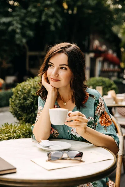Ritratto Bella Giovane Donna Con Una Tazza Caffè Rilassante Nel — Foto Stock