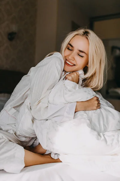 Hermosa Joven Pijama Relajándose Cama Por Mañana — Foto de Stock