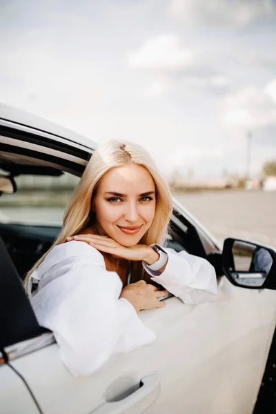 Schöne Junge Frau Schaut Aus Dem Auto — Stockfoto