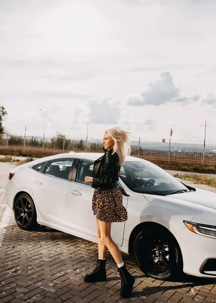 Güzel Genç Bir Kadın Arabasının Önünde Duruyor — Stok fotoğraf