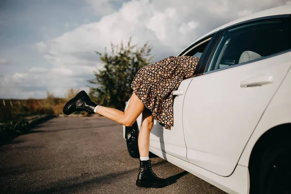 Schöne Junge Frau Steigt Durch Fenster Auto Ein — Stockfoto