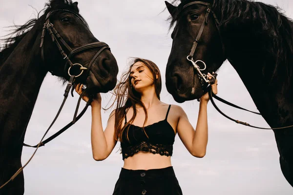 Retrato Mujer Hermosa Vestido Negro Con Dos Caballos Naturaleza — Foto de Stock