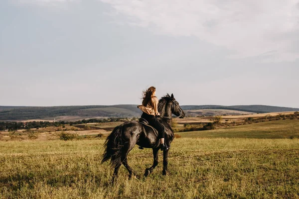 Porträt Einer Schönen Frau Die Der Natur Schwarze Pferde Reitet — Stockfoto