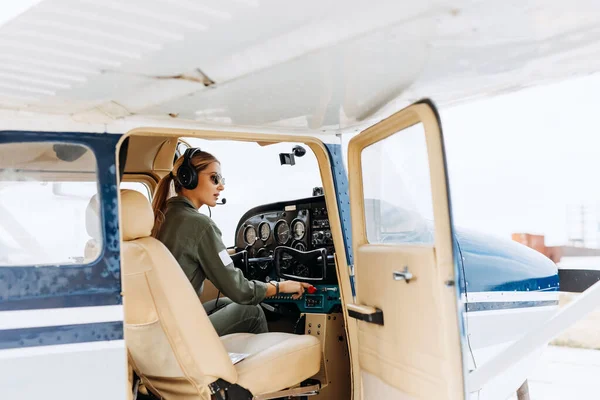 Portrét Krásného Blonďatého Pilota Sedícího Uvnitř Letadla — Stock fotografie
