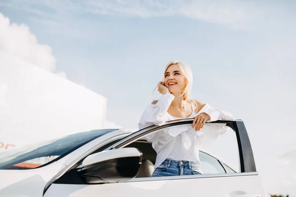 Bella Giovane Donna Piedi Davanti Alla Sua Auto Sul Parcheggio — Foto Stock