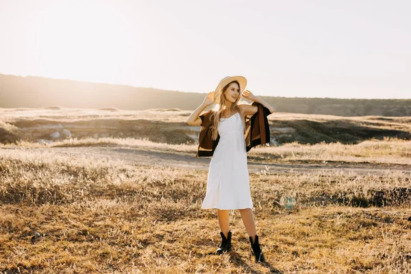 Retrato Hermosa Mujer Rubia Naturaleza Durante Puesta Del Sol — Foto de Stock