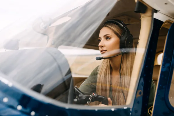 Portrét Krásného Blonďatého Pilota Sedícího Uvnitř Letadla — Stock fotografie