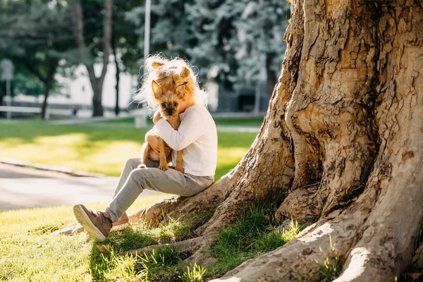 Närbild Porträtt Bedårande Liten Flicka Med Valp Har Roligt Parken — Stockfoto