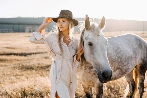 Ritratto Bella Donna Bionda Con Cavallo Bianco Sulla Natura Durante — Foto Stock