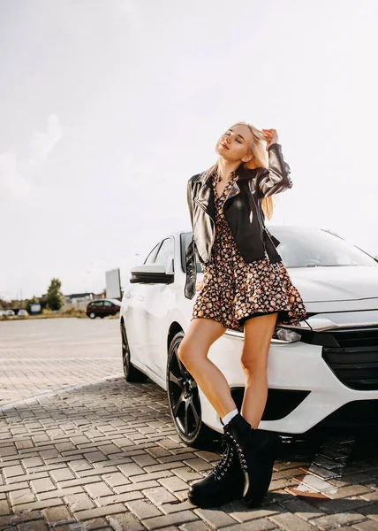 Güzel Genç Bir Kadın Arabasının Önünde Duruyor — Stok fotoğraf