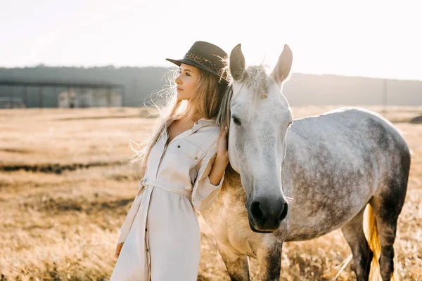 Retrato Hermosa Mujer Rubia Con Caballo Blanco Naturaleza Durante Puesta —  Fotos de Stock