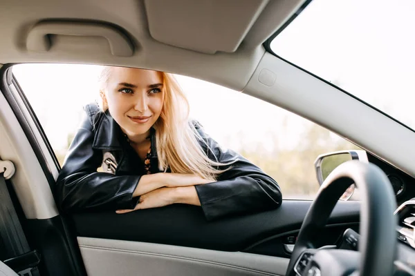 Güzel Genç Bir Kadın Araba Camından Bakıyor — Stok fotoğraf