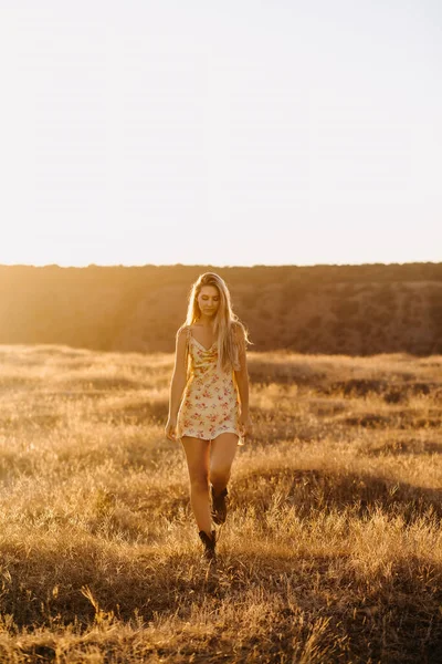 Portrét Krásné Blondýny Přírodě Při Západu Slunce — Stock fotografie
