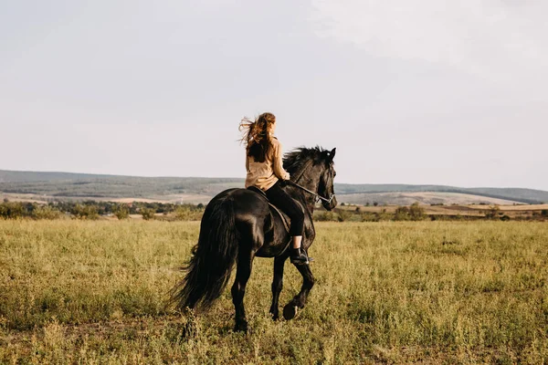 Retrato Bela Mulher Montando Cavalo Preto Natureza — Fotografia de Stock