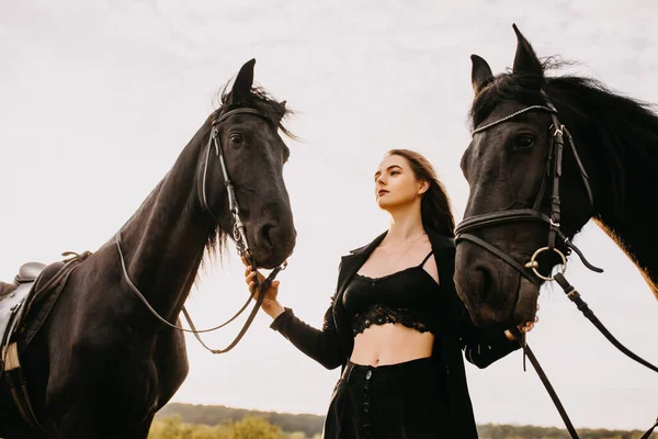 Retrato Mulher Bonita Vestido Preto Com Dois Cavalos Natureza — Fotografia de Stock