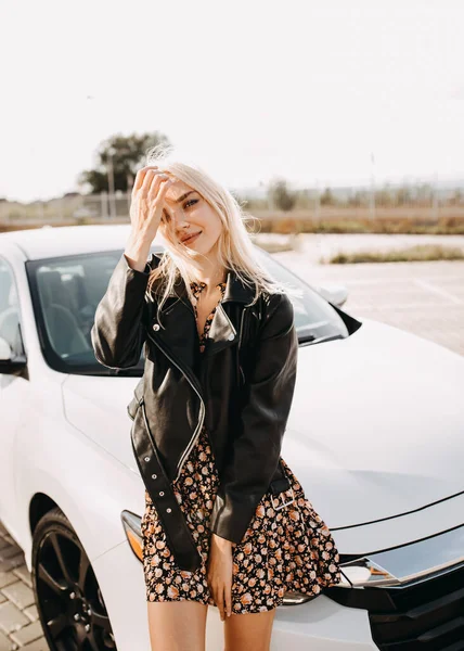Bela Jovem Mulher Frente Seu Carro Estacionamento — Fotografia de Stock