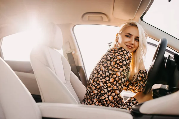 Güzel Genç Bir Kadın Arabasında Oturuyor — Stok fotoğraf