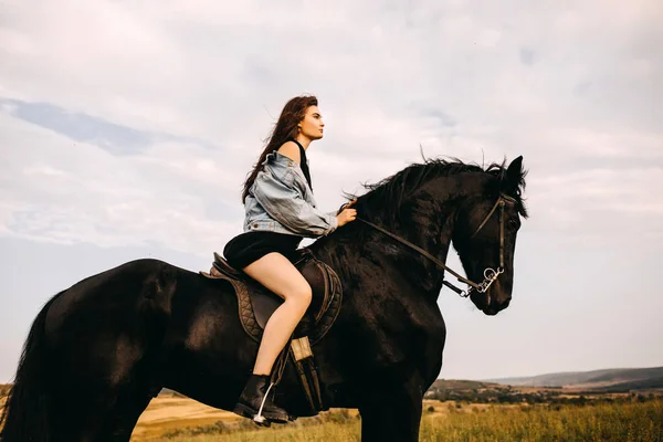 Portret Pięknej Kobiety Jazda Czarny Koń Przyrodzie — Zdjęcie stockowe