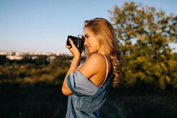 美しい若い女性写真家の肖像とヴィンテージカメラ — ストック写真