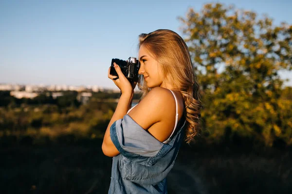 Portret Pięknej Młodej Fotografki Zabytkowym Aparatem Fotograficznym Łonie Natury — Zdjęcie stockowe