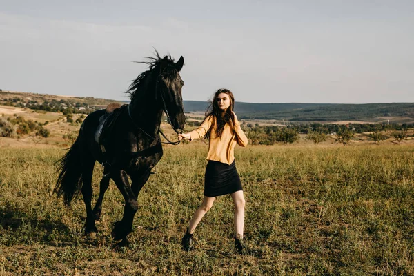 Retrato Mulher Bonita Com Cavalo Preto Natureza — Fotografia de Stock