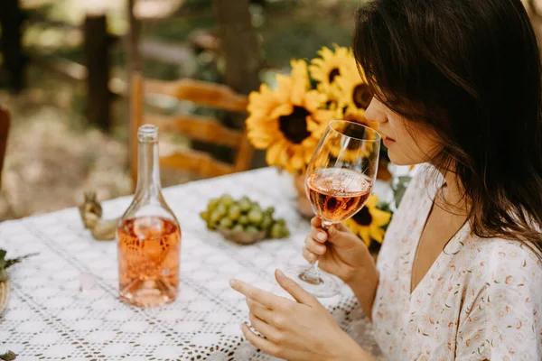 Retrato Mulher Bonita Bebendo Vinho Rosa Floresta — Fotografia de Stock