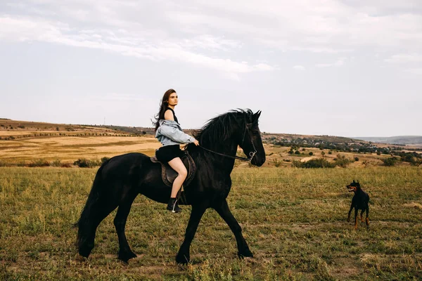 Portrait Belle Femme Chevauchant Cheval Noir Dans Nature — Photo