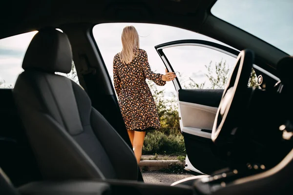 Güzel Genç Bir Kadın Arabanın Dışında Duruyor Kapıyı Tutuyor — Stok fotoğraf