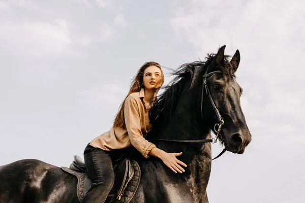 Retrato Bela Mulher Montando Cavalo Preto Natureza — Fotografia de Stock