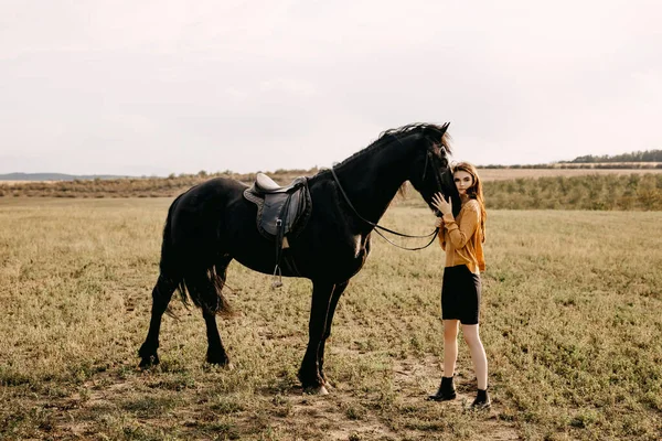 Retrato Mujer Hermosa Con Caballo Negro Naturaleza — Foto de Stock