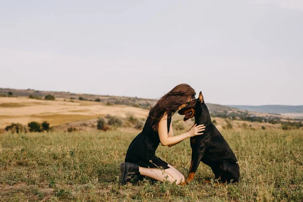 Porträt Einer Schönen Frau Die Zeit Mit Ihrem Dobermann Hund — Stockfoto