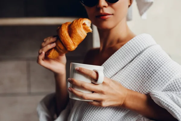 Bela Jovem Com Croissant Xícara Café Toalha Roupão Relaxante Hotel — Fotografia de Stock