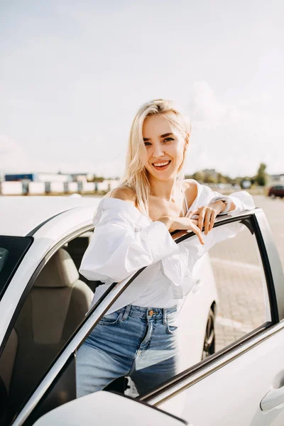 Belle Jeune Femme Debout Devant Voiture Sur Parking — Photo