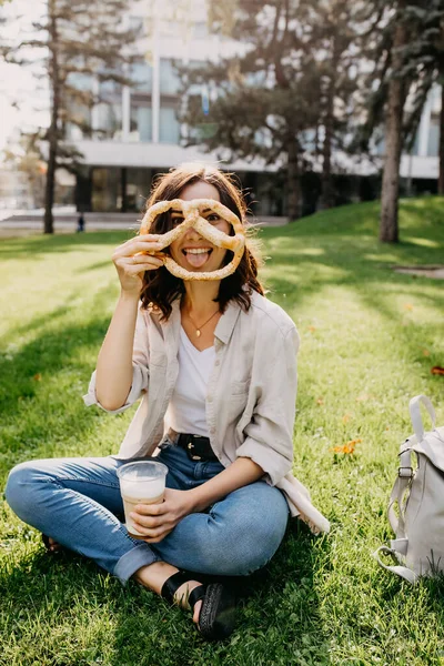 Ritratto Bella Giovane Donna Con Tazza Plastica Latte Pretzel Rilassante — Foto Stock