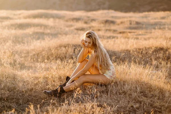 Портрет Красивой Блондинки Природе Закате — стоковое фото