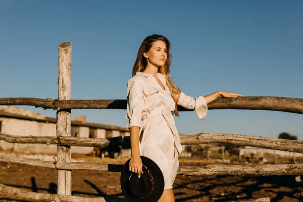 Retrato Hermosa Mujer Rubia Naturaleza Durante Puesta Del Sol — Foto de Stock