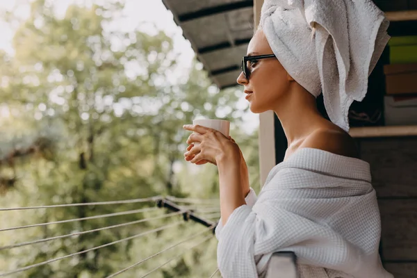 Bela Jovem Mulher Roupão Branco Com Toalha Cabeça Óculos Sol — Fotografia de Stock