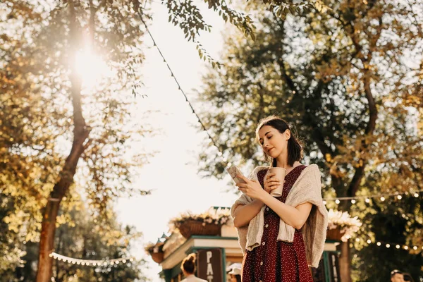 Ritratto Bella Giovane Donna Seduta Caffè Strada Con Tazza Carta — Foto Stock