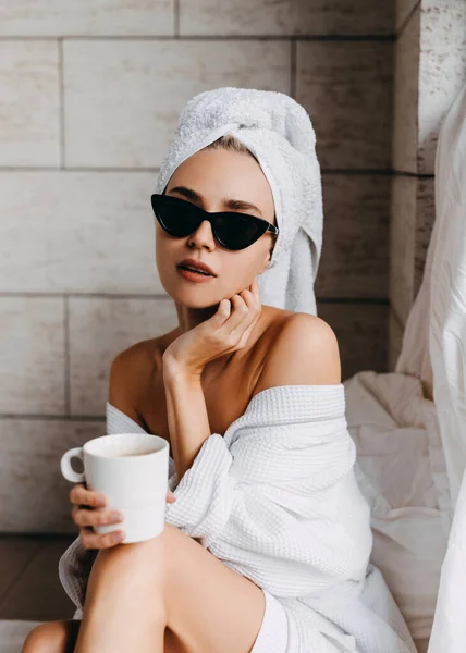 Bela Jovem Mulher Roupão Branco Com Toalha Cabeça Óculos Sol — Fotografia de Stock