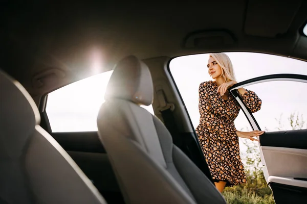 Красивая Молодая Женщина Стоящая Перед Машиной Опирающаяся Дверь — стоковое фото