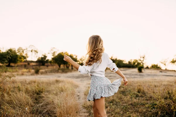 Retrato Mujer Hermosa Joven Ropa Estilo Naturaleza Por Tarde — Foto de Stock