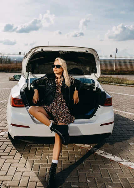 Красива Молода Жінка Сидить Багажнику Автомобіля — стокове фото