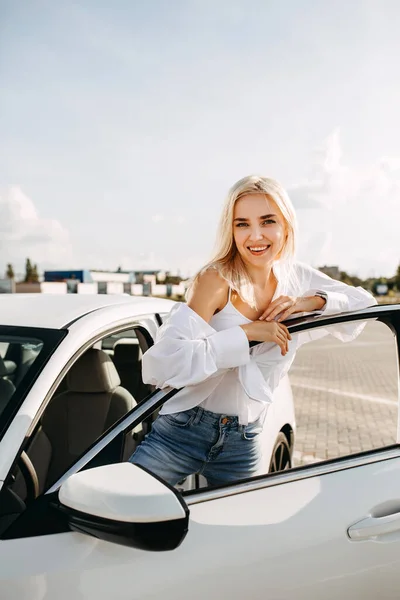 Schöne Junge Frau Steht Vor Ihrem Auto Auf Dem Parkplatz — Stockfoto