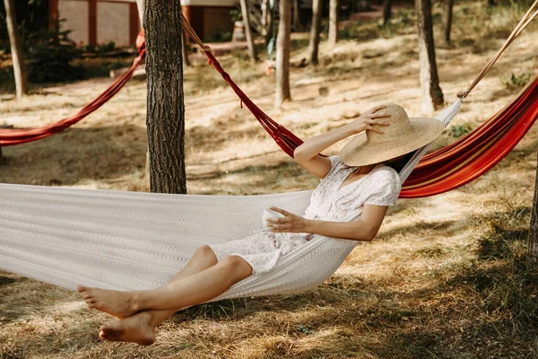 Ritratto Bella Donna Abito Cappello Paglia Rilassante Amaca Nella Foresta — Foto Stock