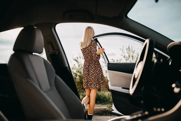 Güzel Genç Bir Kadın Arabanın Dışında Duruyor Kapıya Yaslanıyor — Stok fotoğraf